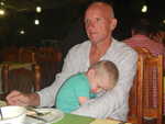 009. Slapen onder het eten