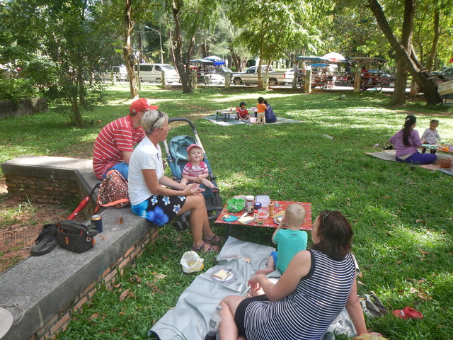 013. Lunch in Tharapark