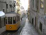 Lissabon, tram in de smalle straatjes