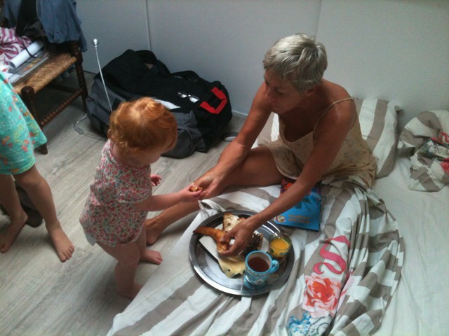008. Verjaardagsontbijt op bed