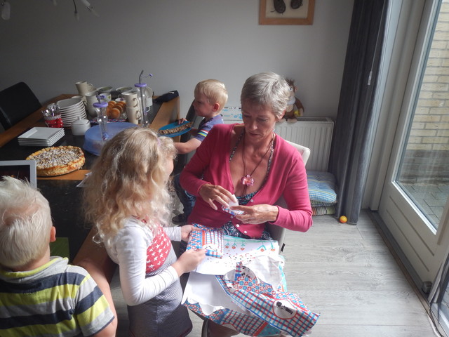 010. Cadeautjes en taart