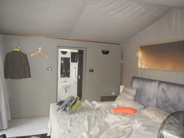 057. Half tent, half huisje